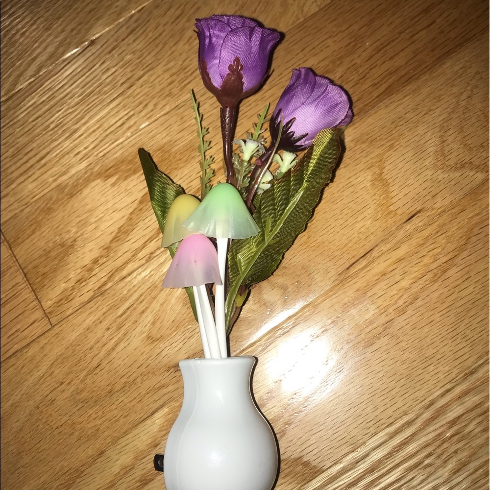Floral light sensor lamp